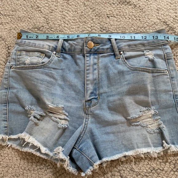 Forever 21 Denim shorts distressed - Picture 5 of 6